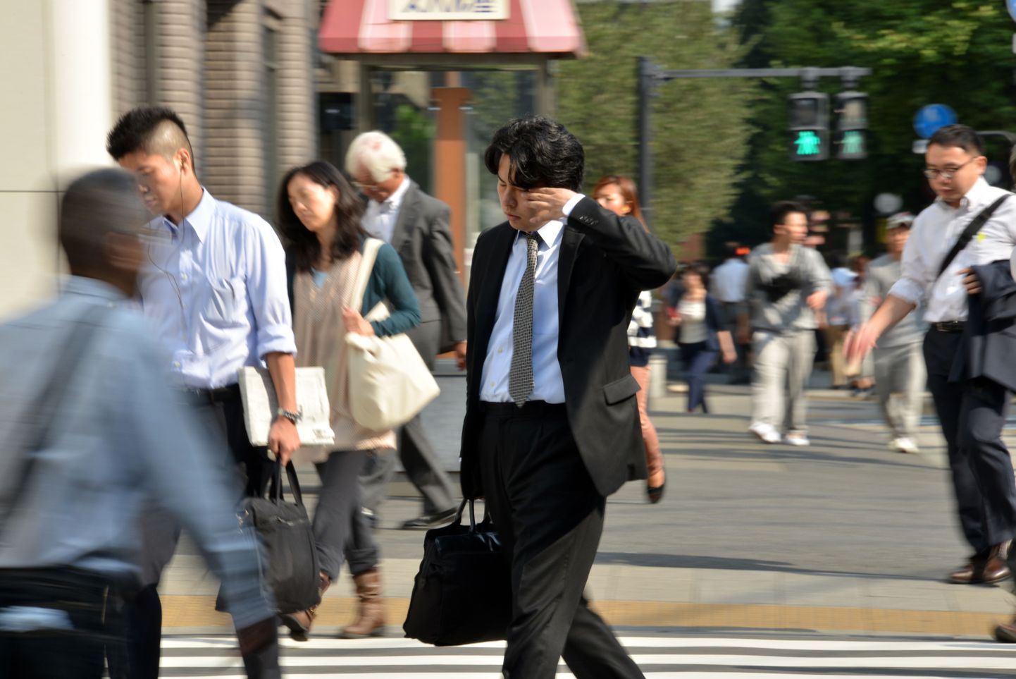 Jaapani kontoritööline, kohaliku terminiga «salaryman» suundub unisena silmi hõõrudes tööle.