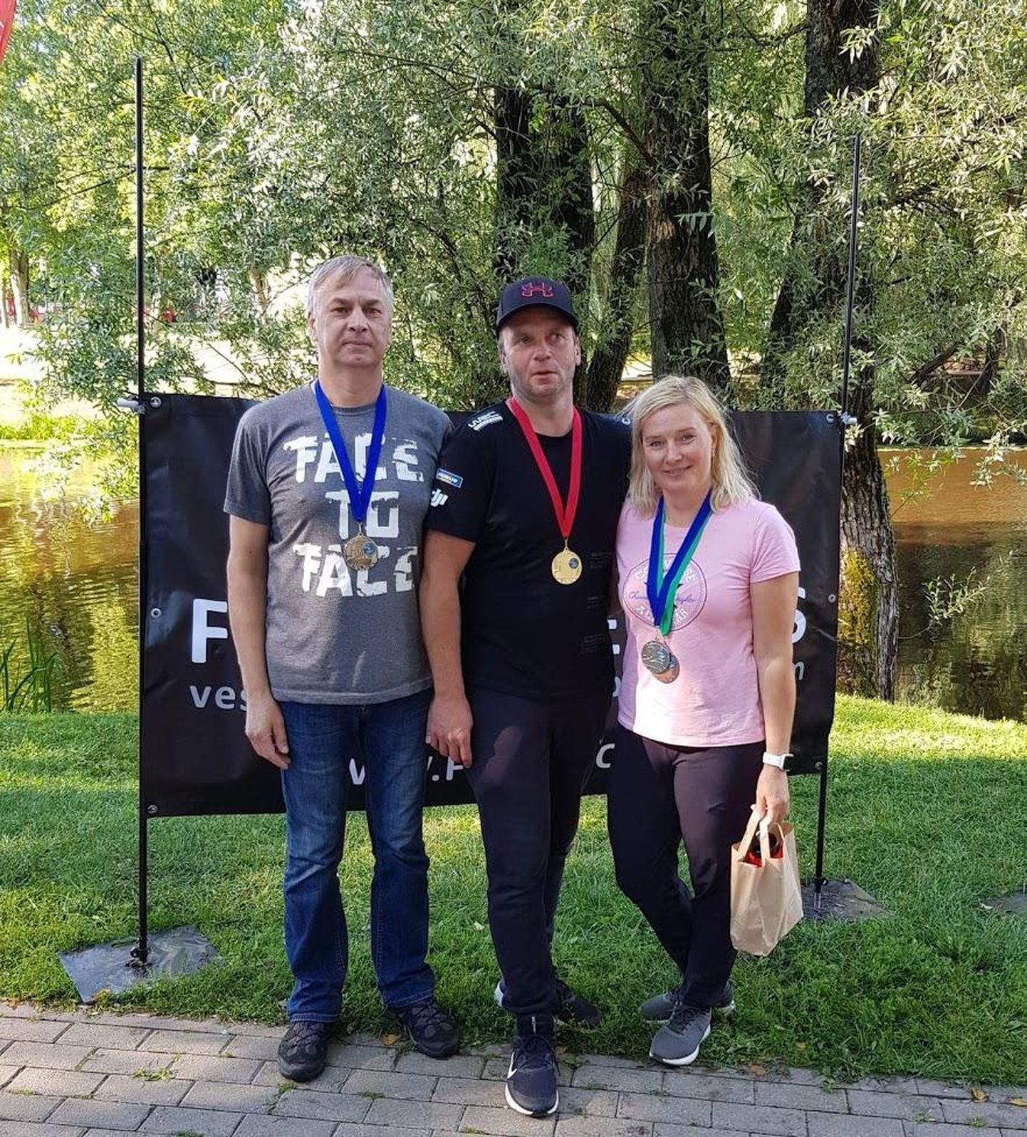 Väsimatud nelsonlased Külli Raudsalu (paremalt), Argo Raudsalu ja Ago Kastemäe tulid Lätist tagasi auga välja teenitud mitme medali paelad kaela soonimas.