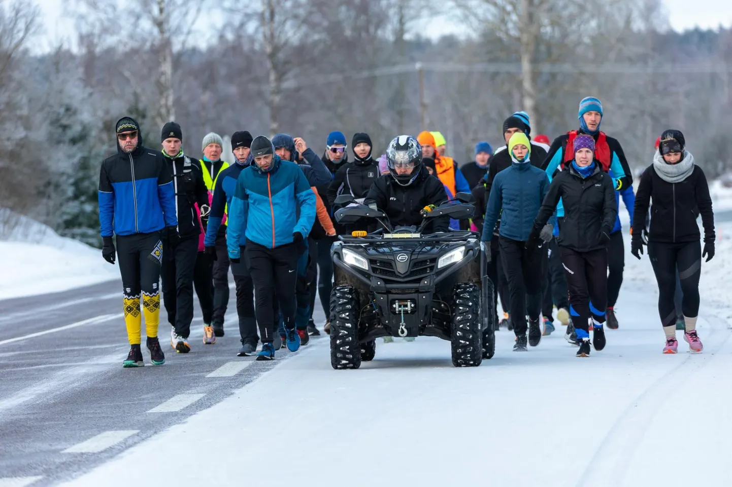 Käsmust Sagadini tulid maratonil “Lõpuks koju!” osalejad ühise kambana.