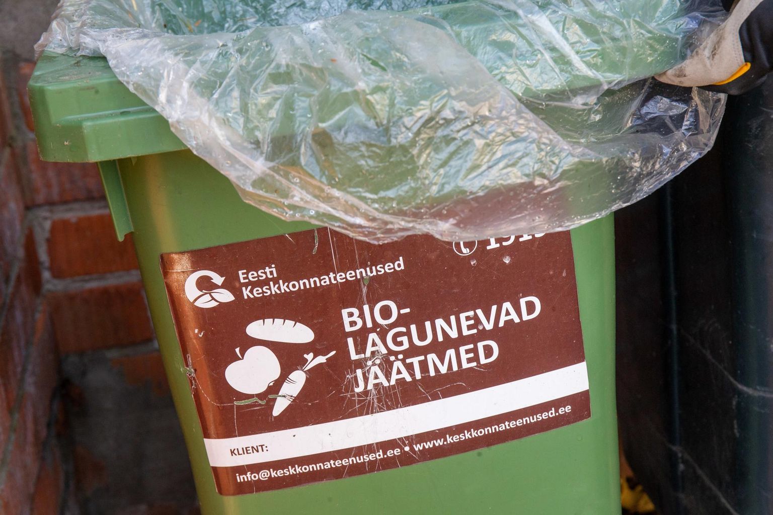 Biojäätmed tuleks panna eraldi prügikasti ja soovitavalt lahtisena.