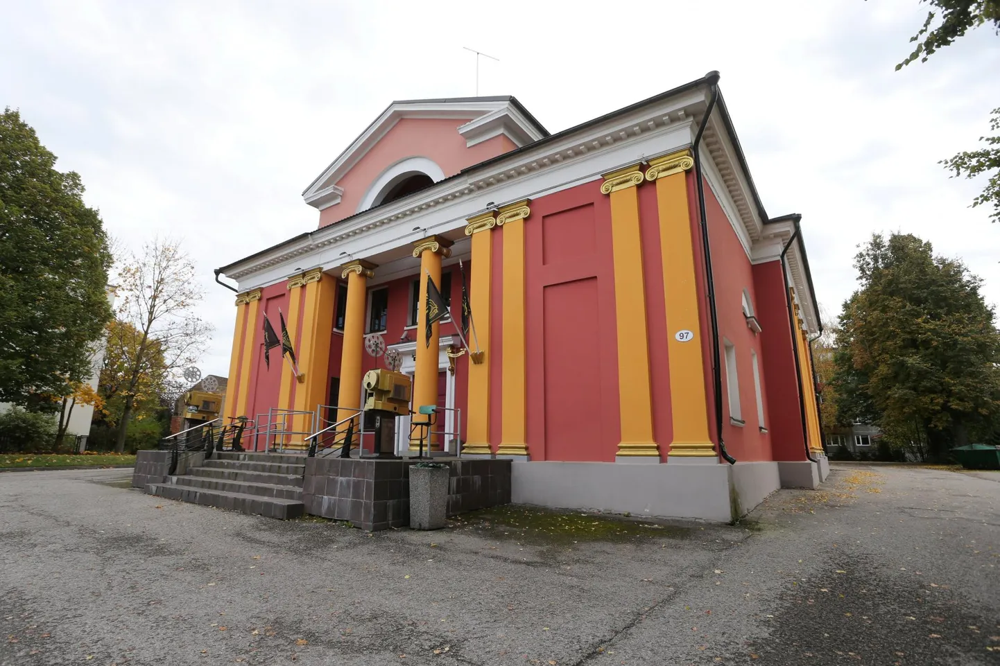 Tartu tudengite vana hea Illukas läheb kinni. 9000-eurose kuuhinnaga võib vana kinomaja rentida nüüd igaüks.