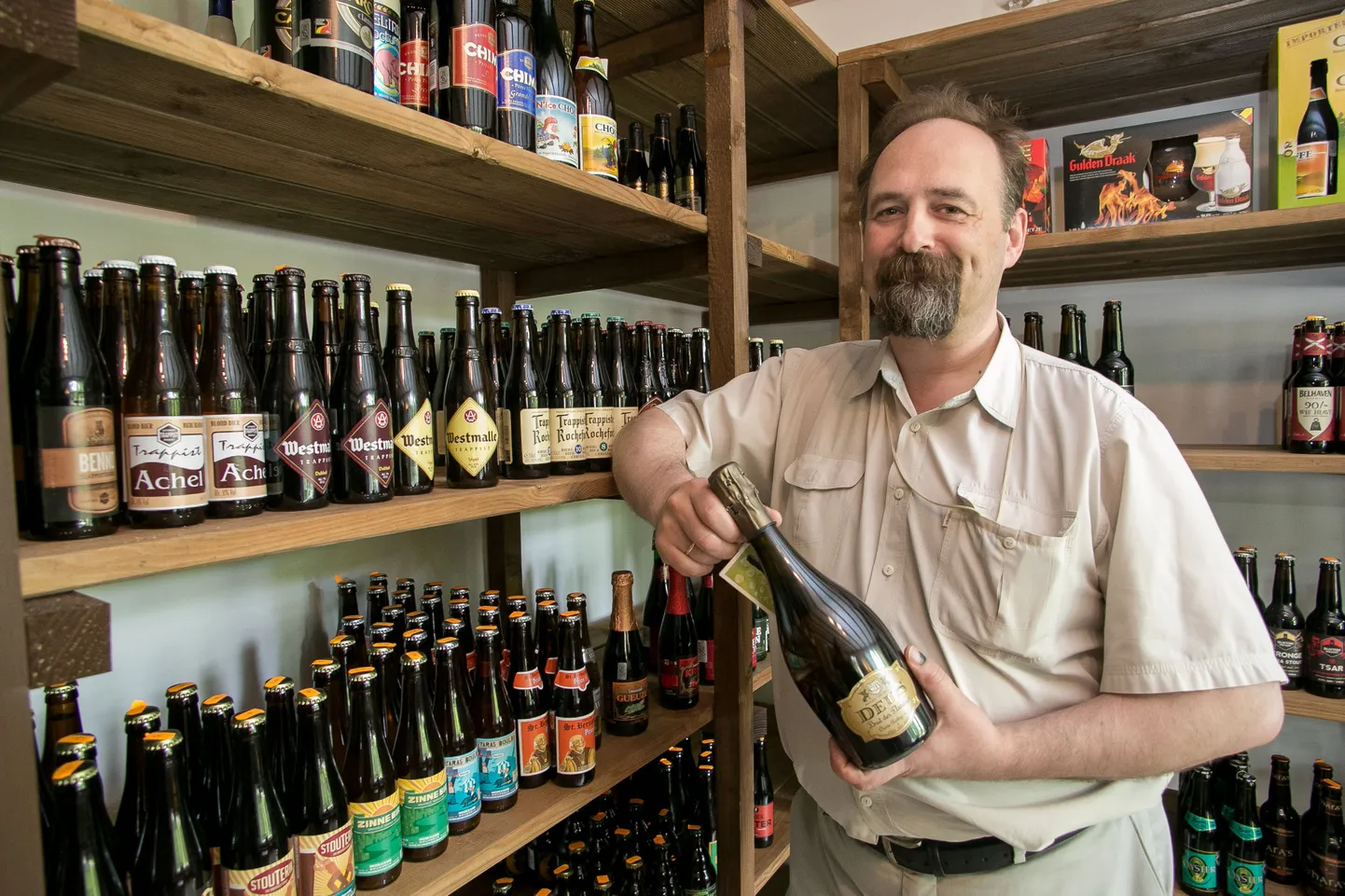 Karmo Tüür näitab oma äsja avatud õllepoes müügil olevat õllešampust, mis laagerdub Prantsusmaa veinikeldrites.
