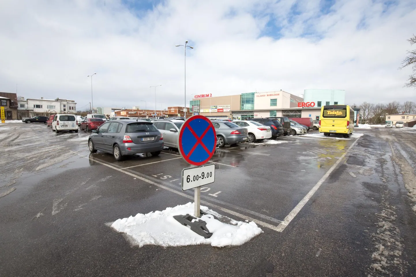 Kuuseta ja kuusega. Ülemine pilt Viljandi bussijaama parklast on tehtud tänavu märtsis, alumine eile. Peagi vahetatakse peatumist ja parkimist keelav märk üksnes parkimist keelava märgi vastu.