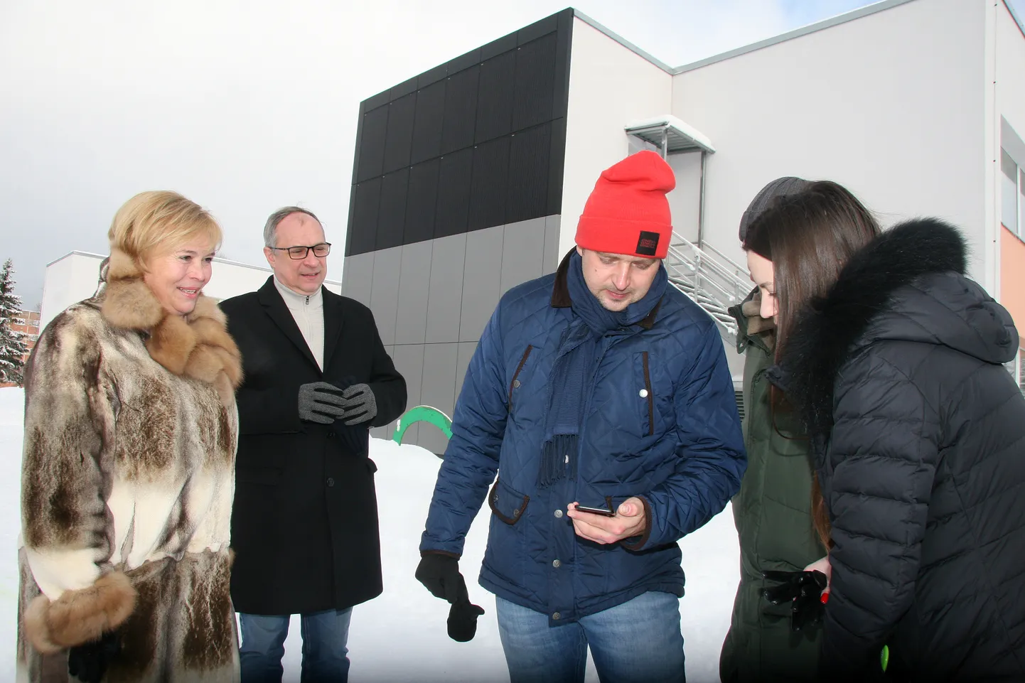 Go Verticu esindaja Сarl Terras selgitab Riina Ivanovale ja Tehnopoli juhile Olga Kurdovskajale, et seinapaneeliga ühendatud seadmete tööd on nutitelefoniga lihtne jälgida.