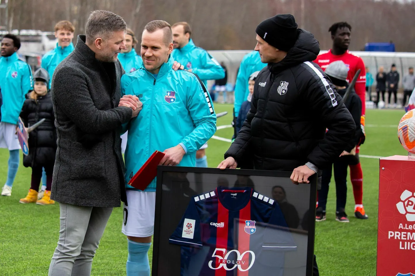 Paide linnameeskonna kaptenil Andre Frolovil (keskel) sai täis 500 mängu Premium liigas.