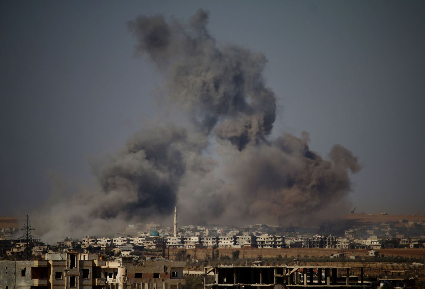 Plahvatuse suitsusammas Daraa linna kohal.