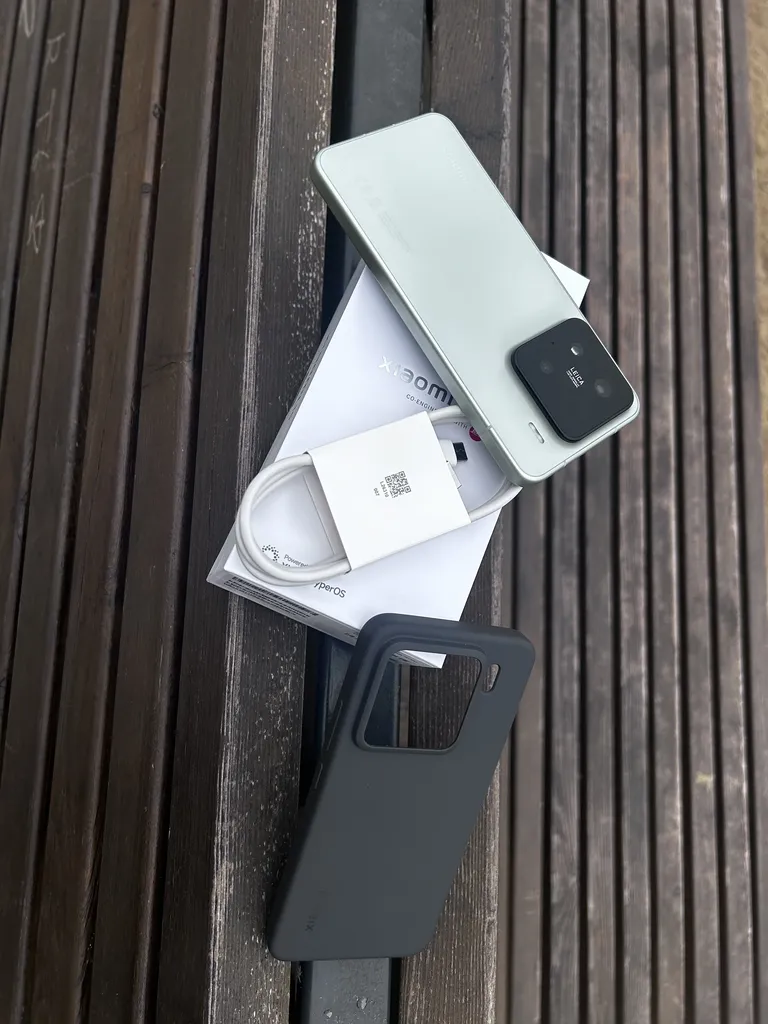 Telefoniga tuleb kaasa laadimiskaabel ja silikoonist telefonikate.