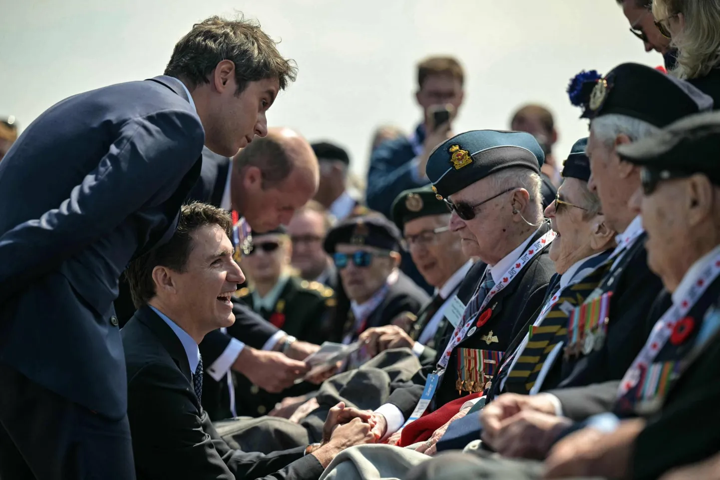 Teise maailmasõja veterane tulid Normandias Courseulles-sur-meri lähistel peetud tseremooniale tervitama ka Prantsusmaa peaminister Gabriel Attal (vasakult), Kanada peaminister Justin Trudeau ja Walesi prints William.