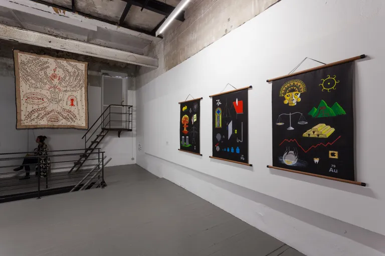 Cian Dayriti tekstiil «Elupuu kõdunemine ja taassünd» (2019) ja Maarten Vanden Eynde & Musasa maaliseeria «Materiaalne aines (Au79, Pb82, U92)» (2018–2019).
