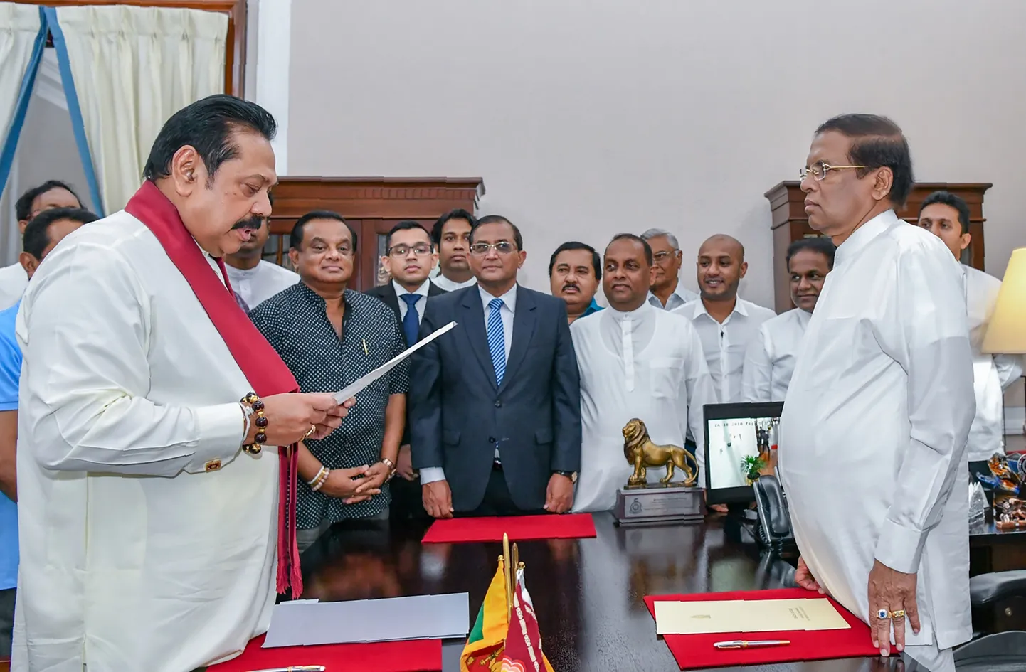Sri Lanka president Maithripala Sirisena (paremal) määras eile peaministri ametisse endise presidendi Mahinda Rajapakse (vasakul).