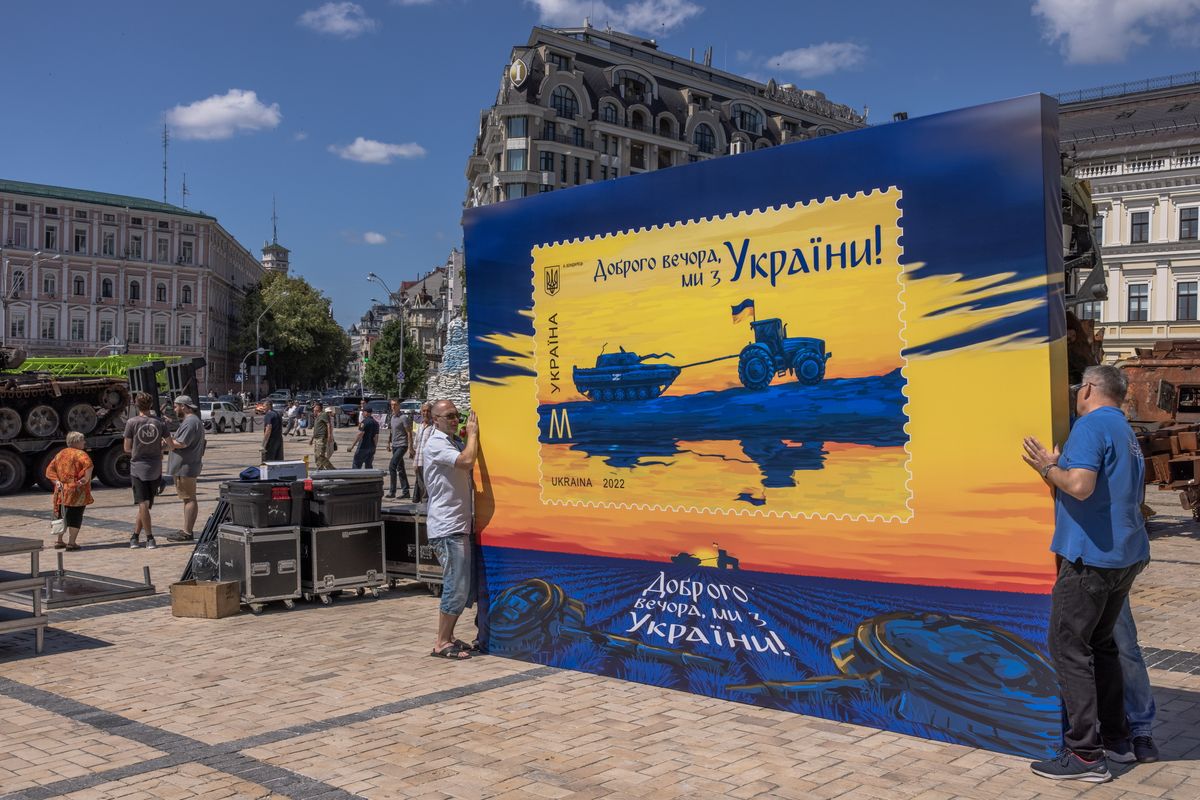 Баннер с маркой устанавливается на Михайловской площади в Киеве в связти с днем украинской государственности. 28 июля 2022. 