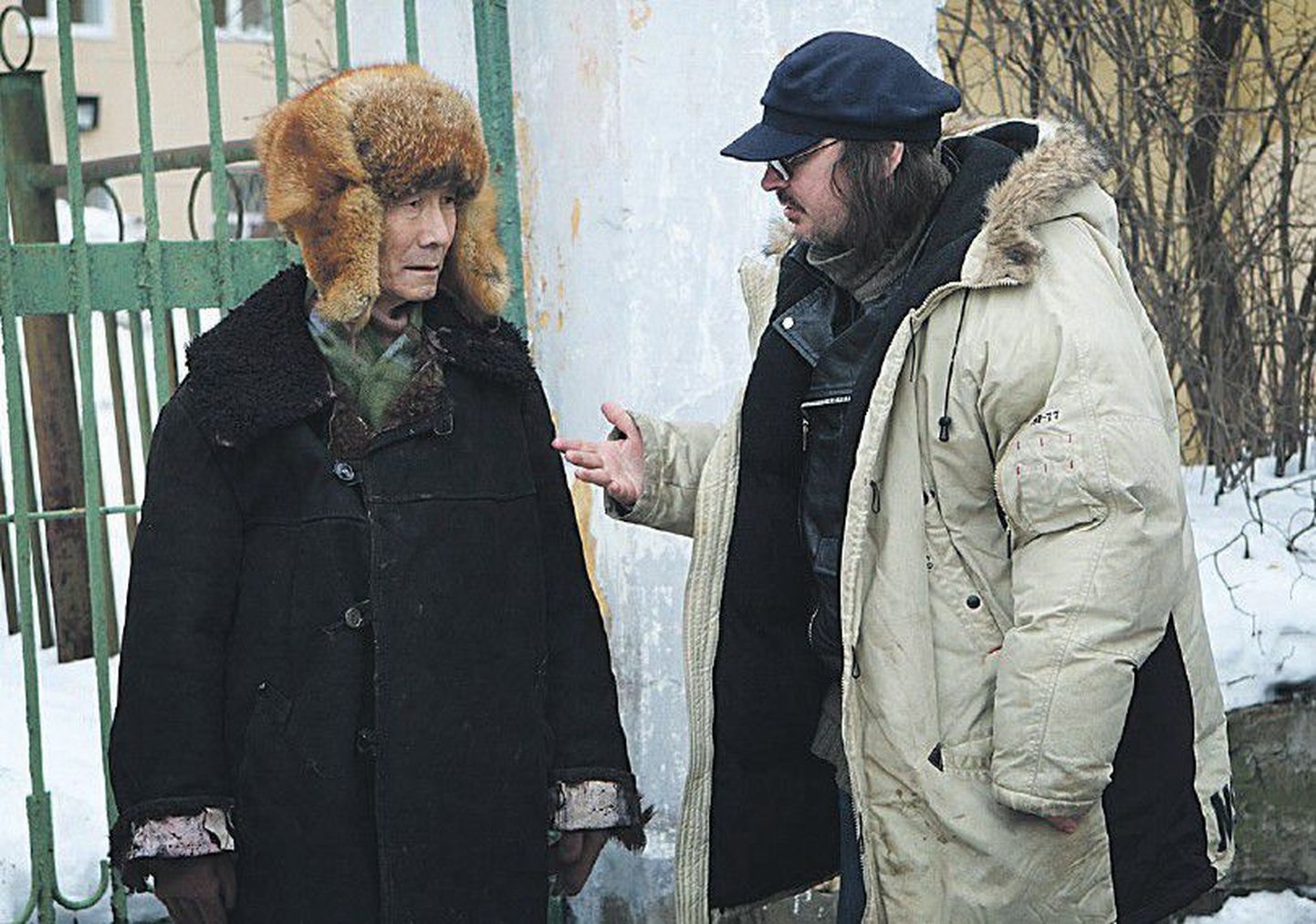 Режиссер Алексей Балабанов (справа) и главный герой его фильма «Кочегар» Михаил Скрябин.