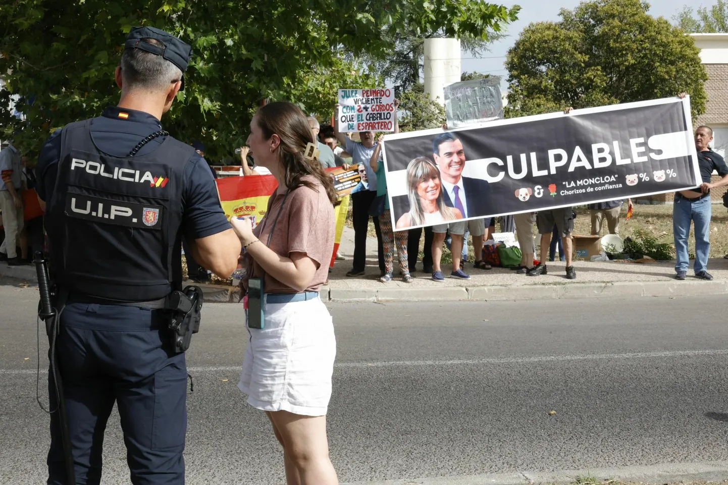 Meeleavaldajad hoiavad eile Madridis Hispaania peaministri residentsi lähistel käes plakatit valitsusjuht Pedro Sáncheze ja tema abikaasa Begoña Gómeze pildiga, mille juures kiri «Süüdi».
