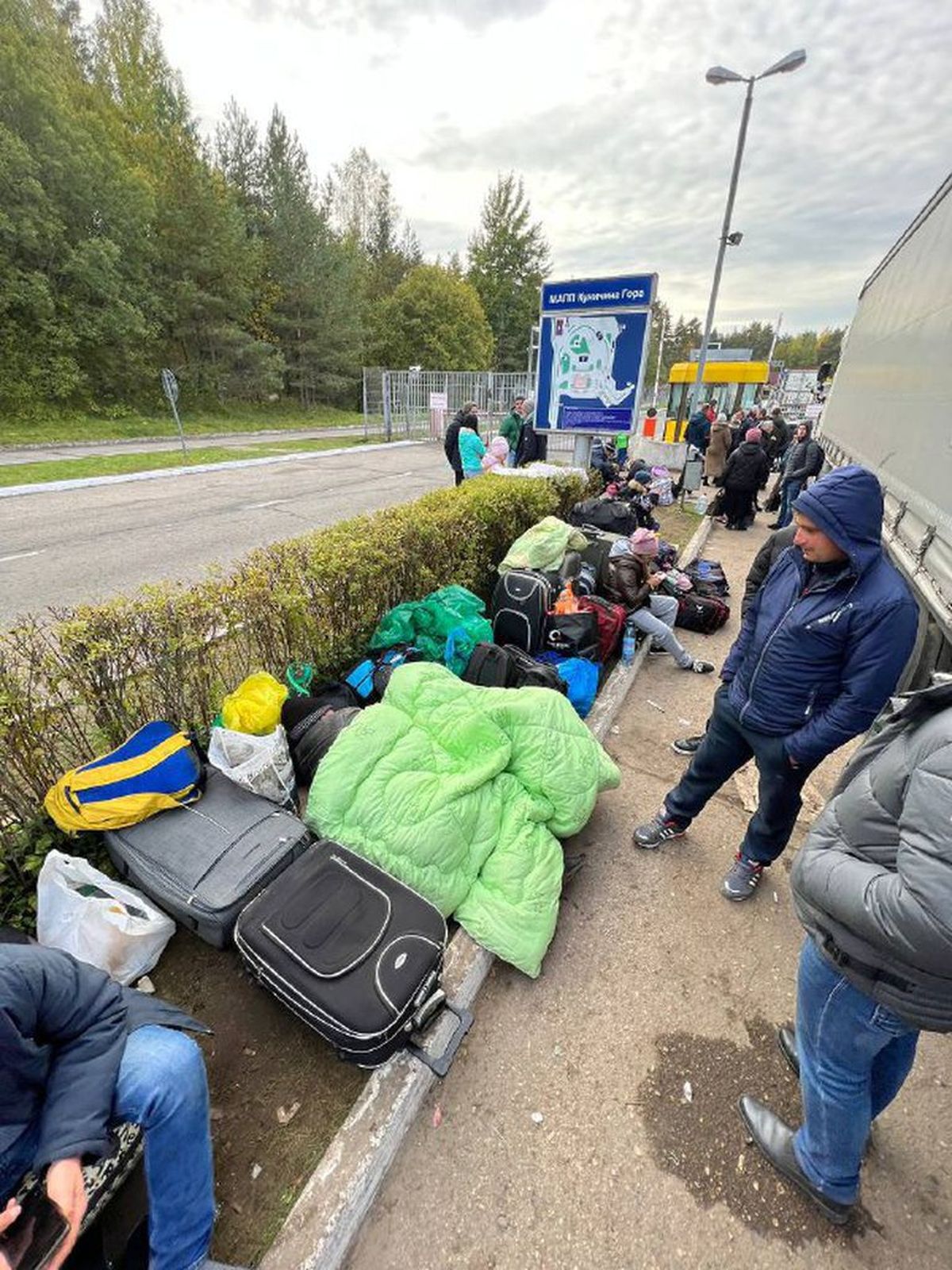 Украинцы в очереди на выезд из России в Европейский союз. Октябрь 2022 года.
