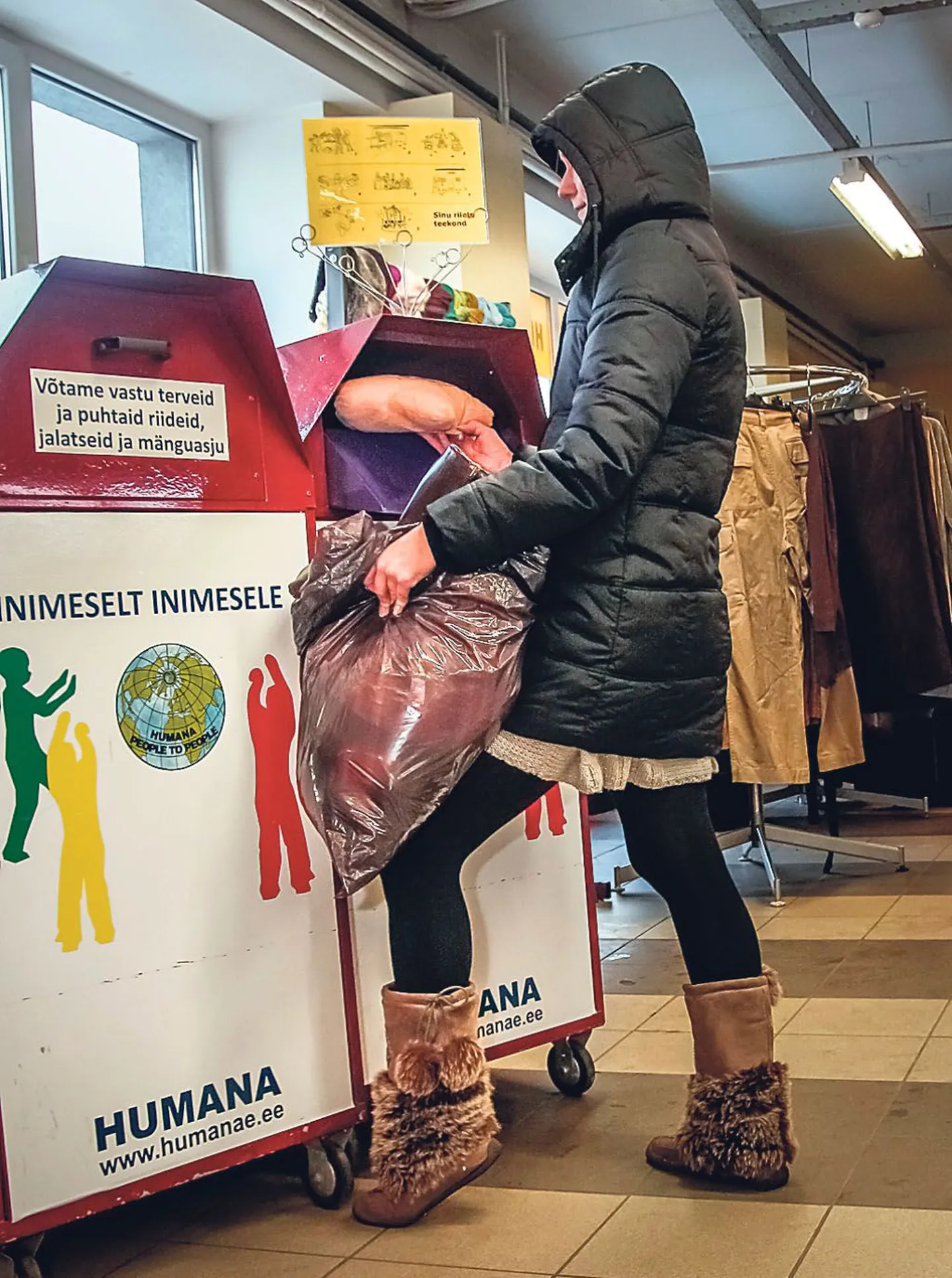 Eestis kogus Humana mullu 224 tonni riideid, tänavu on korjatud juba veidi rohkem. Pildil annetuskast Humana Riia maantee poes.