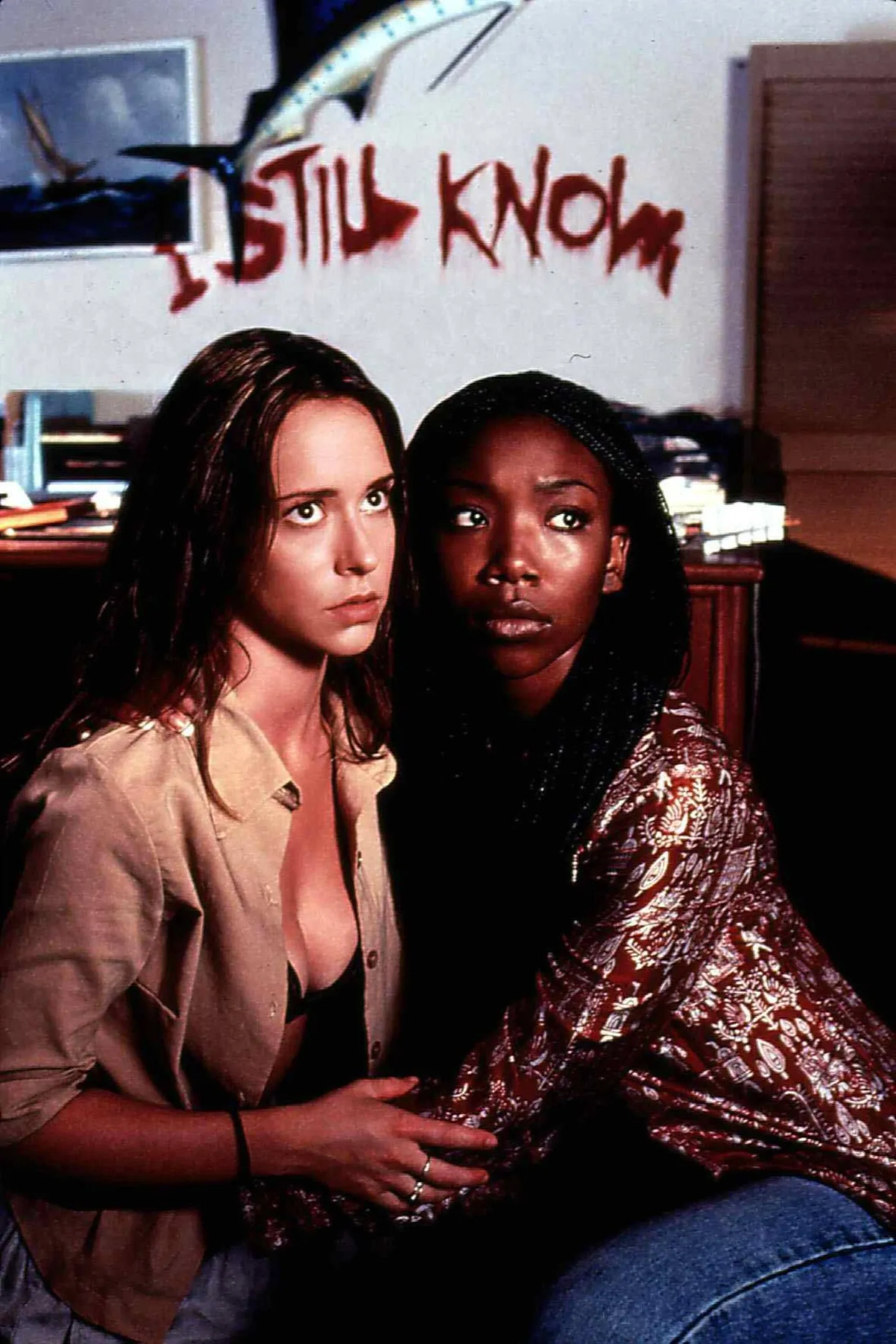 Kaader 1998. aasta filmist «Eelmise suve saladus». Jennifer Love Hewitt (vasakul) ja Brandy Norwood (paremal).