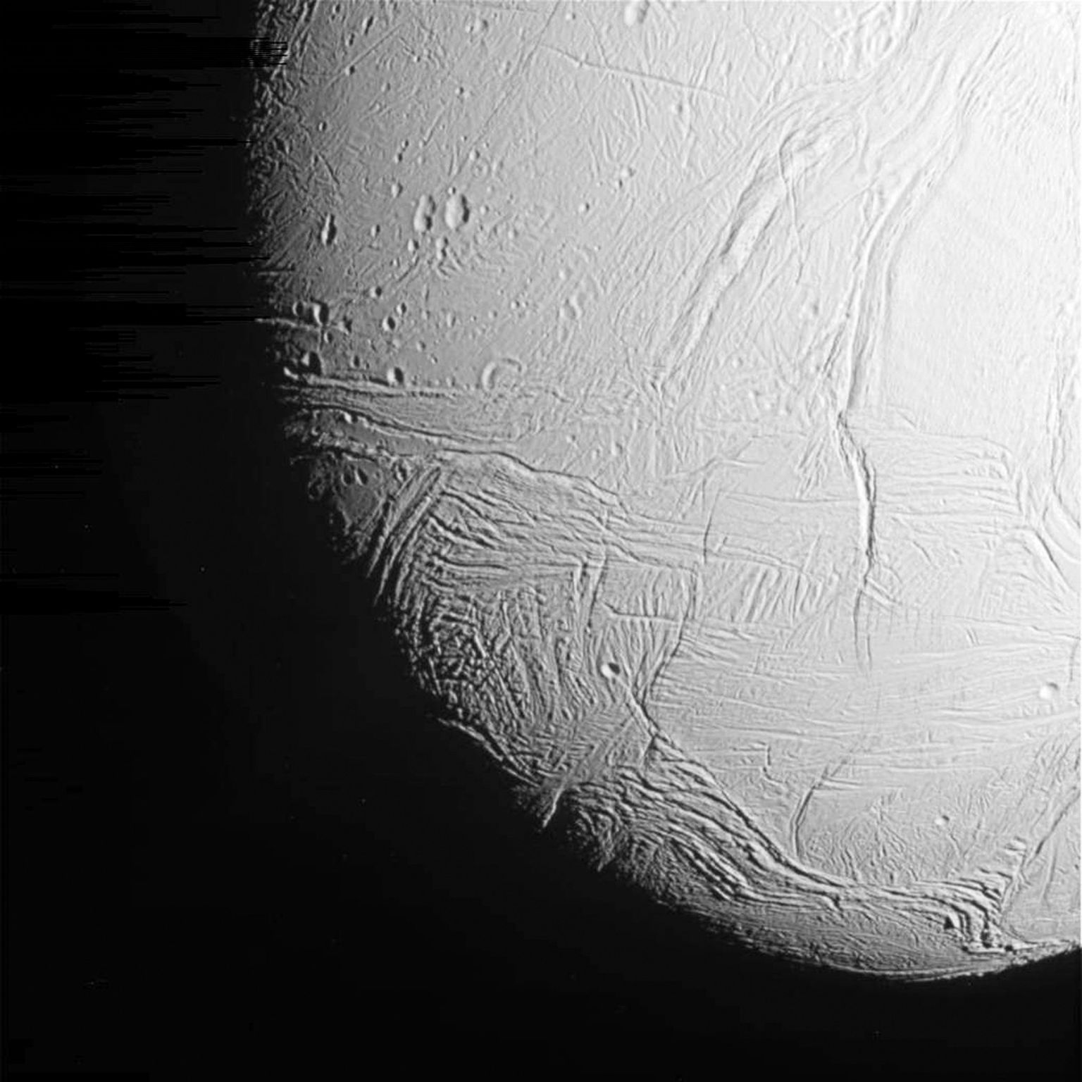 Cassini kosmosesondi saadetud pilt Saturni kuu Enceladuse jäisest pinnast
