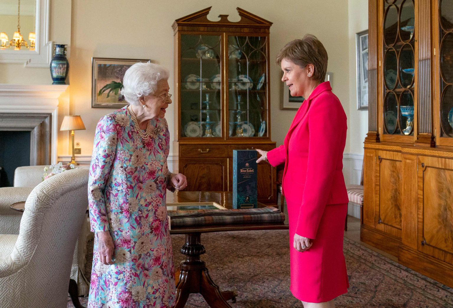Briti kuninganna Elizabeth II ja Šotimaa esimene minister Nicola Sturgeon, 29. juuni 2022.