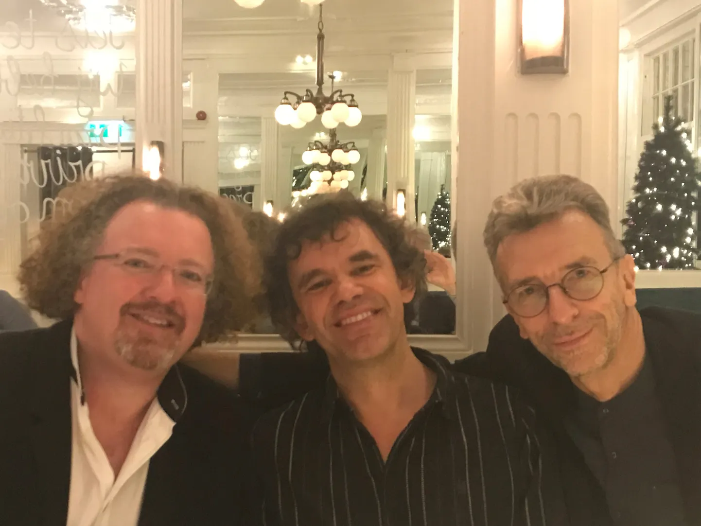 Dirigent Stéphane Denève, solist Vincent Cortvrint ja Erkki-Sven Tüür pärast «Solastalgia» kontserti.