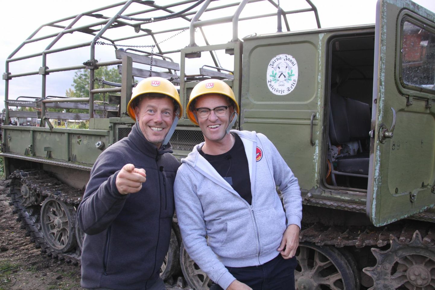 Taani avalik-õigusliku ringhäälingu DR2 teleprogrammi saate «Nul stjerner» juhid Morten Kirckhoff (vasakul) ja Jan Elhøj ei osanud oodata, et automuuseumis saab tankiga sõita.