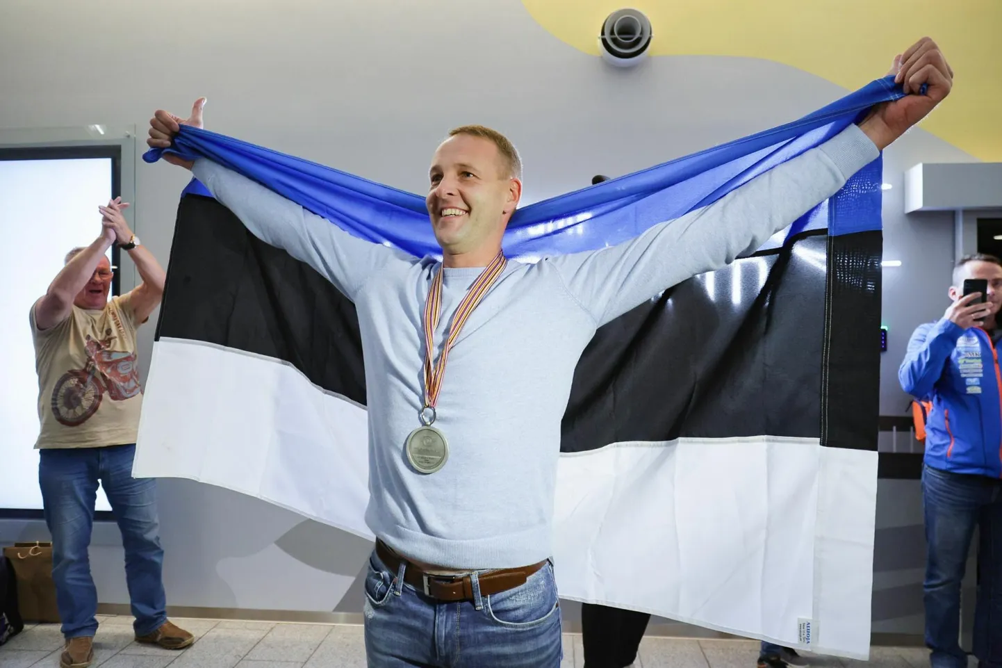 Külgkorviga mootorrataste krossi maailmameistrivõistlustelt hõbeda koju toonud Kert Variku vastuvõtt Tallinna lennujaamas. Suurepärast sõitu näidanud sportlane kandideerib riiklikule spordipreemiale.