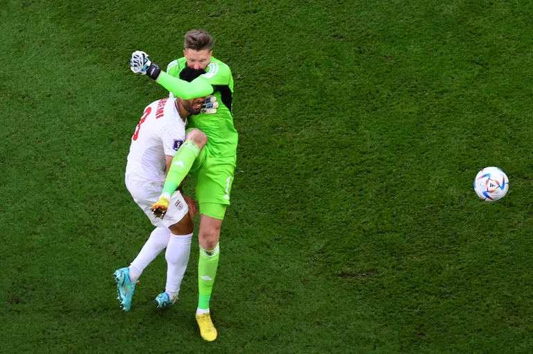 Sellest karistusalas väljaspool toimunud olukorrast saab Walesi väravavaht Wayne Hennessey punase kaardi, ta teeb vea iraanlase Mehdi Taremi vastu.