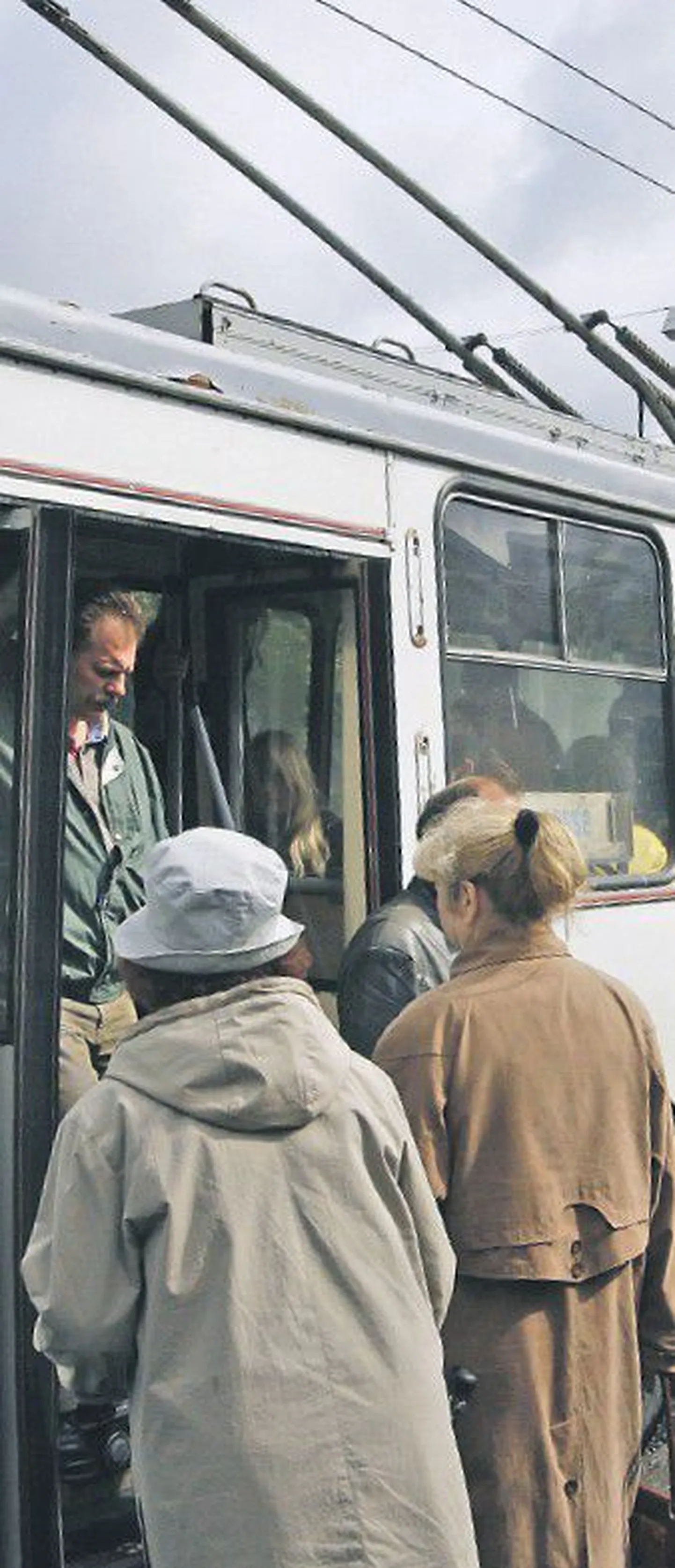 С октября следующего года в таллиннском общественном транспорте отдельные бумажные билеты и периодические проездные будут заменены на пластиковые карточки.