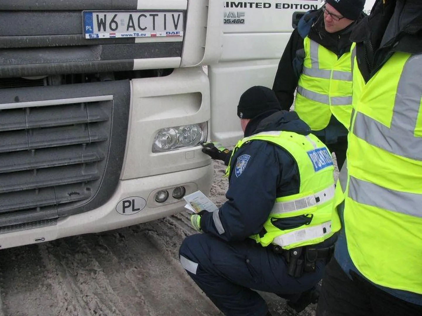 Проверка коммерческих автомобилей является частью повседневного надзора за дорожными движением.