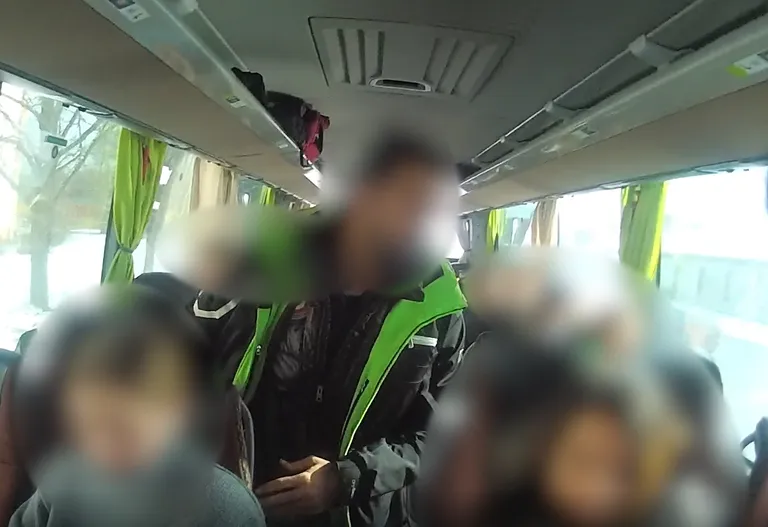 Iraanlased võeti bussilt maha Riia maanteel.