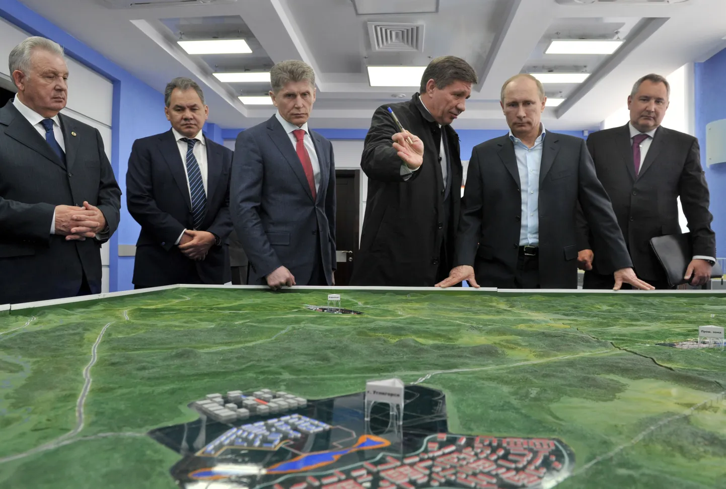 Täpselt 52 aastat pärast seda, kui Juri Gagarinist sai esimene kosmoselennu teinud inimene, inspekteeris Putin uut Vostotšnõi kosmodroomi Amuuri oblastis.
