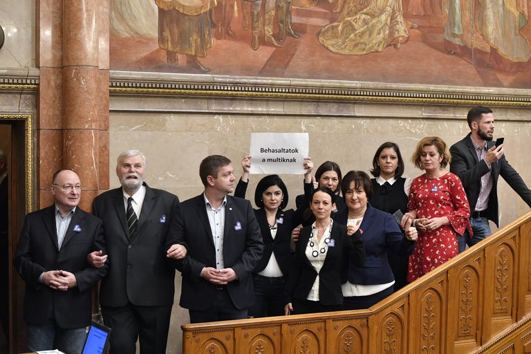 Ungari opositsiooni saadikud avaldasid täna parlamendi istungisaalis meelt, et takistada tööseaduse muudatuste hääletust.