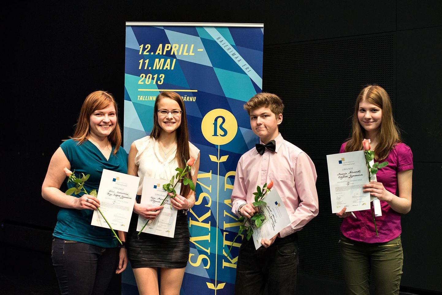 Viljandi gümnaasiumi õpilane Epp Mauring (vasakult teine) sai üle-eestilisel saksakeelsel väitlusvõistlusel teise koha. Pildil on tänavuse konkursi neli finalisti.