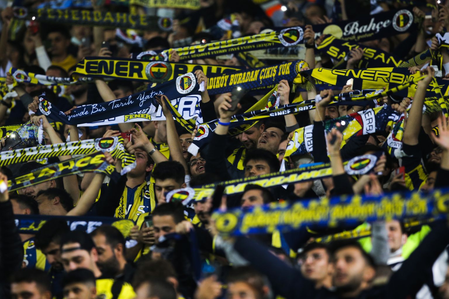 Istanbuli Fenerbahce jalgpalliklubi fännid.