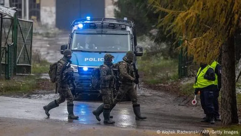 Польская полиция у деревни Пшеводув, где в результате падения и взрыва украинской ракеты погибли два фермера, ноябрь 2022 года