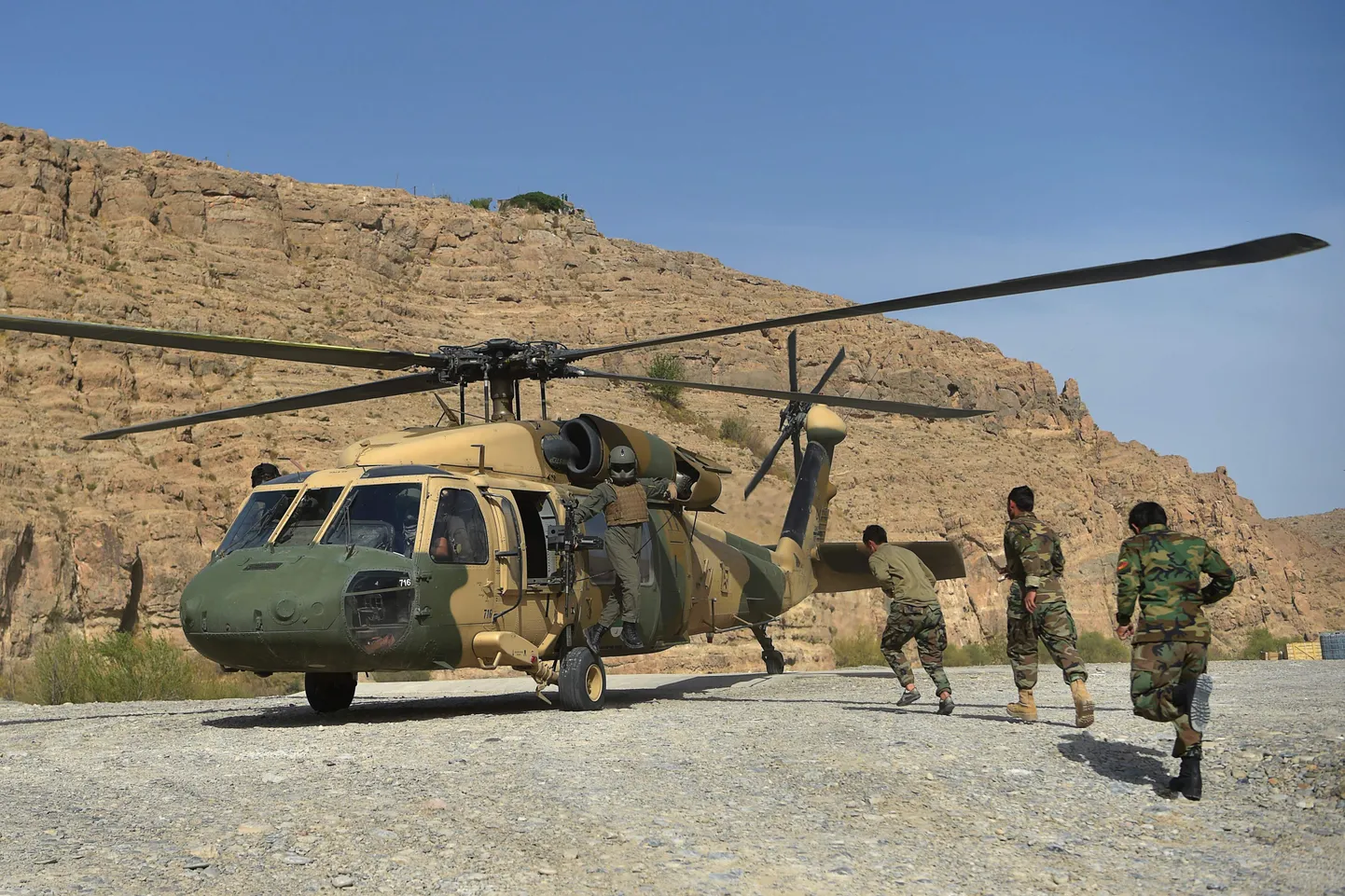 Afganistani valitsusvägede sõdurid minemas Black Hawk helikopterile. Foto on tehud 25. märtsil 2021 Helmandi provintsis Kajakis. Sellised helikopterid on nüüd Talibani käes