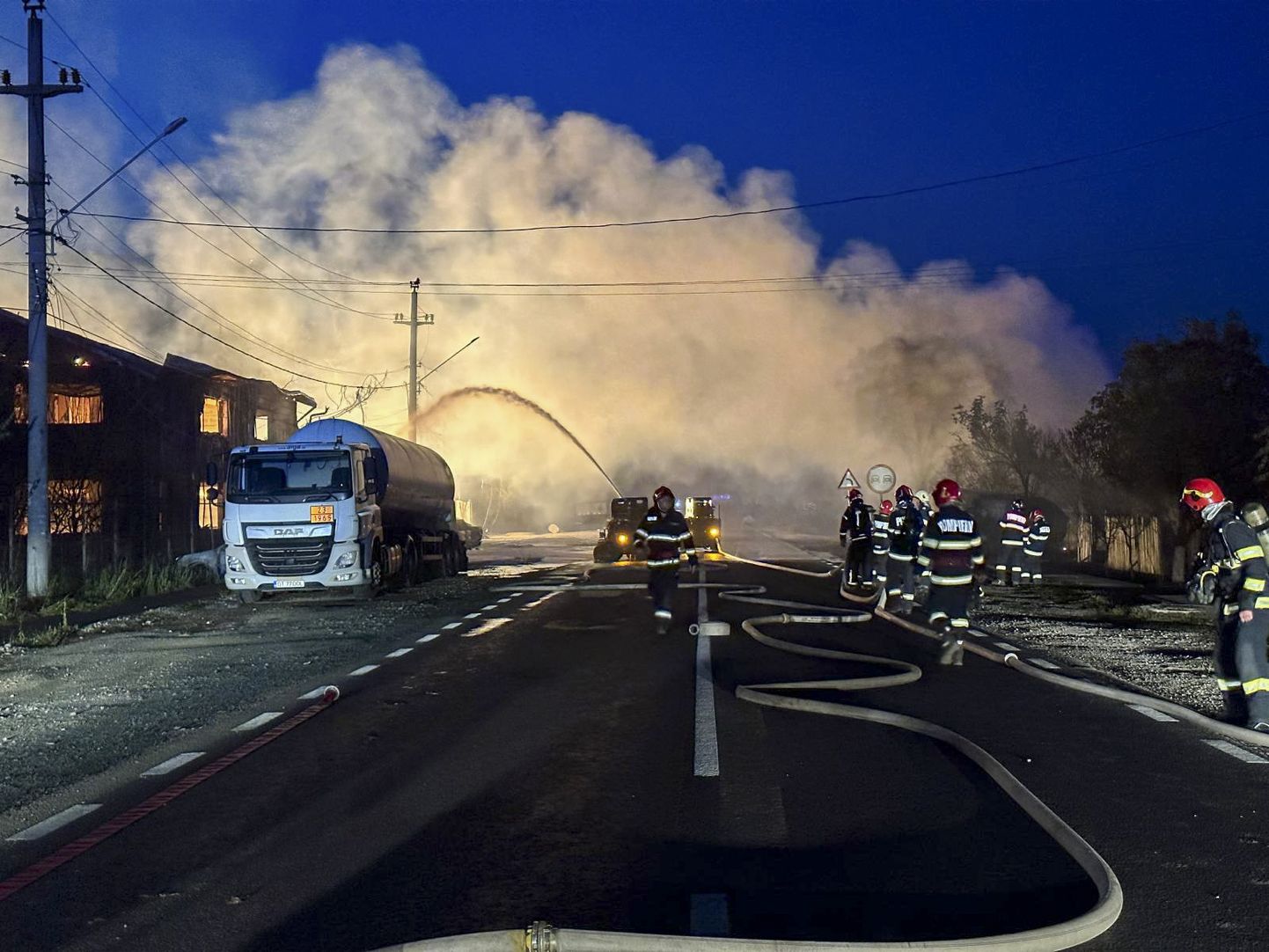 Rumeenia tuletõrjujad tanklapõlengul.