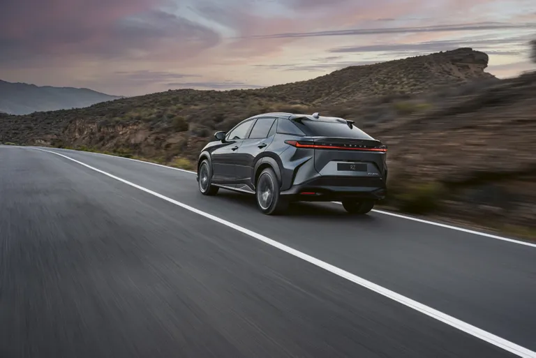 Lexus RZ 450e on uhiuus täiselektriline linnadžiip.