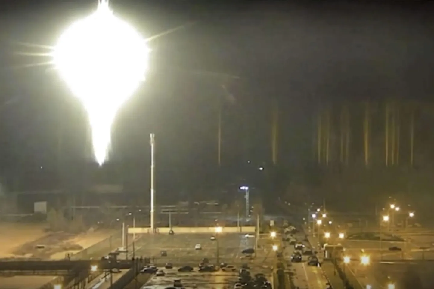 Kaader videost, millel on näha Zaporižžja tuumajaama pommitamist.