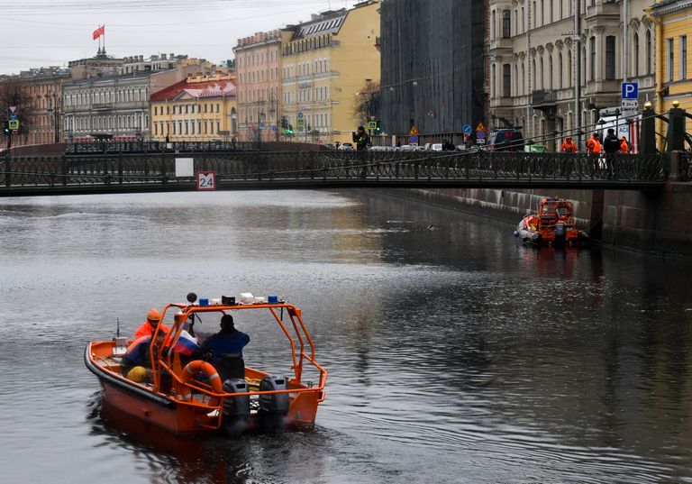 Vene politsei ja sukeldujad Peterburi Moika jõel, kust leiti tapetud üliõpilase Anastassia Ještšenko kehaosi