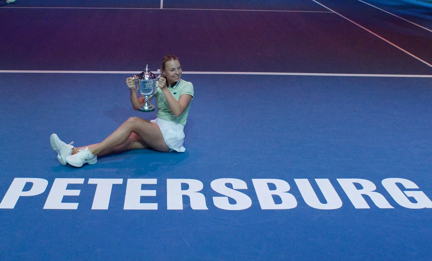 Anett Kontaveit Peterburis võidetud võidutrofeega.