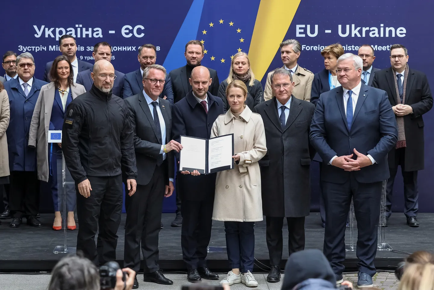 Лидеры ЕС и Украины во Львове во время подписания документа о поддержке создания Специального трибунала для военных преступников, ответственных за войну в Украину, 9 мая 2025 года.