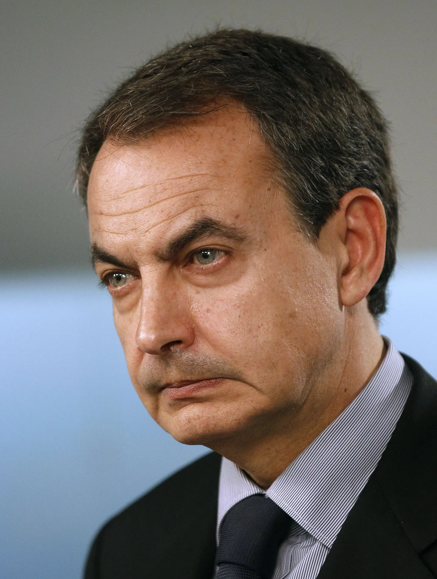 Ametist lahkuv peaminister José Luis Rodríguez Zapatero täna Madridis pressikonverentsil.