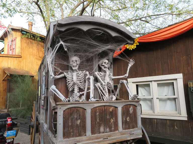 Halloween kestab Port Aventuras pea kaks kuud, nii kohtab nummisid luukeresid igal sammul.