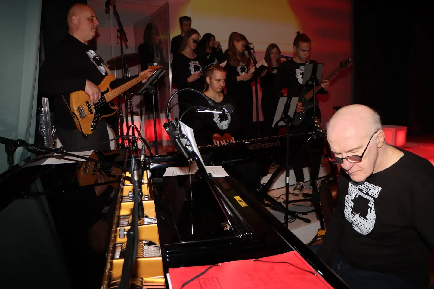 Maestro Olav Ehala "Kiibi!?" esietendusel, mis toimus 9. mail Kohtla-Järve kultuurikeskuses.