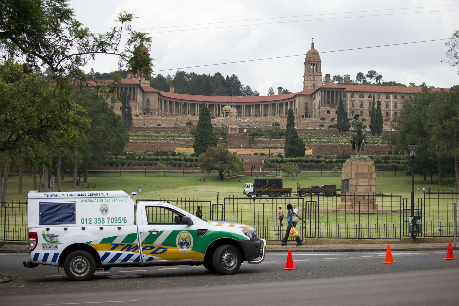 Politseiauto on pannud seisma liikluse valitsushoone ja presidendi kantselei juures Pretorias, kus valmistatakse ette kolm päeva kestvat Nelson Mandela matuserongkäiku.