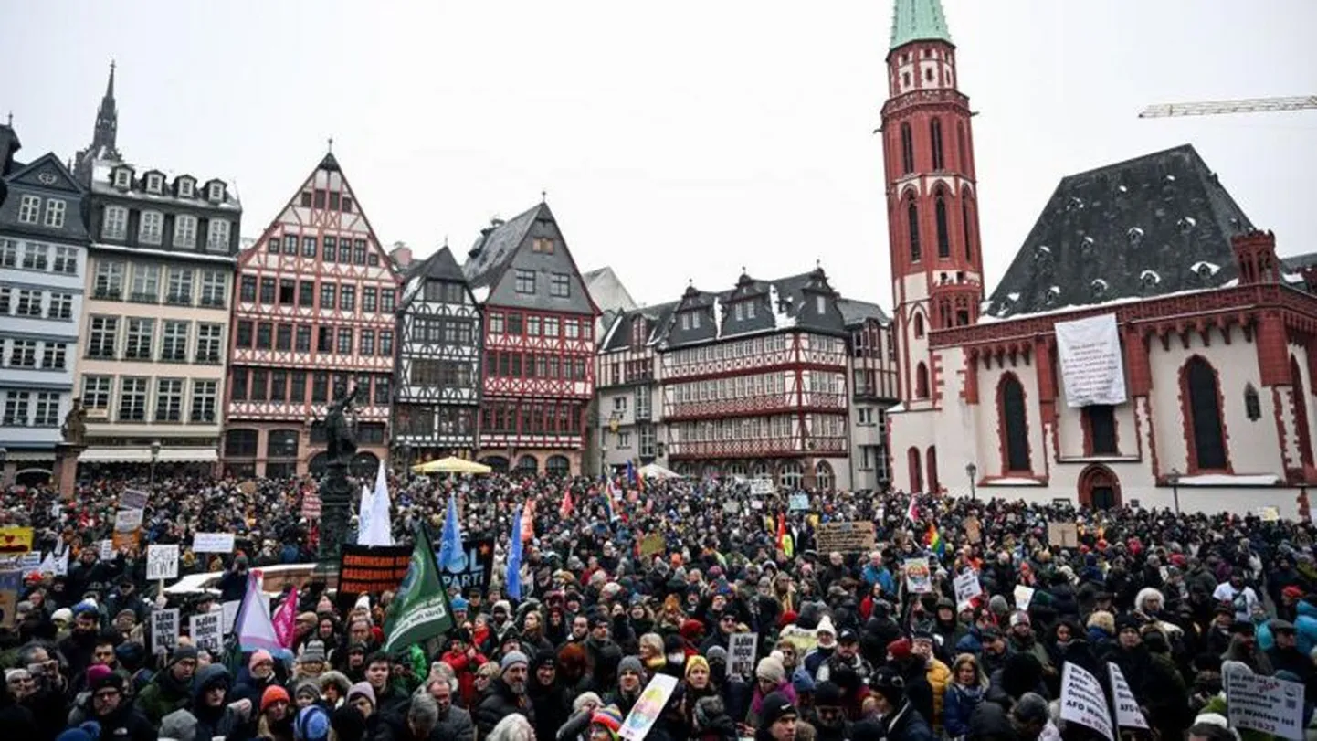 В субботу множество людей собрались во Франкфурте-на-Майне на демонстрации против расизма и ультраправых настроений.