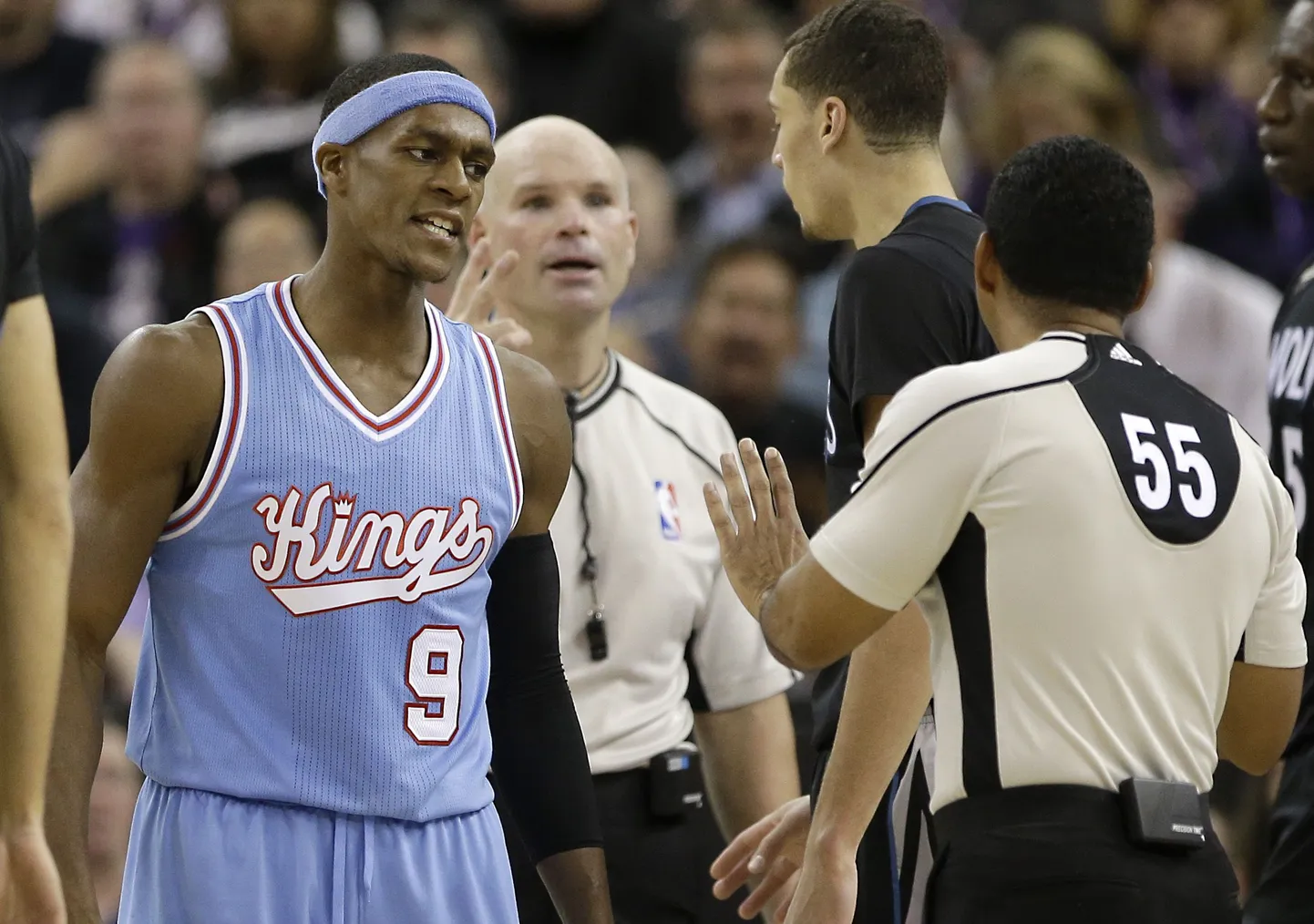 Sacramento Kingsi mängujuht Rajon Rondo (vasakul) ja Bill Kennedy (55).