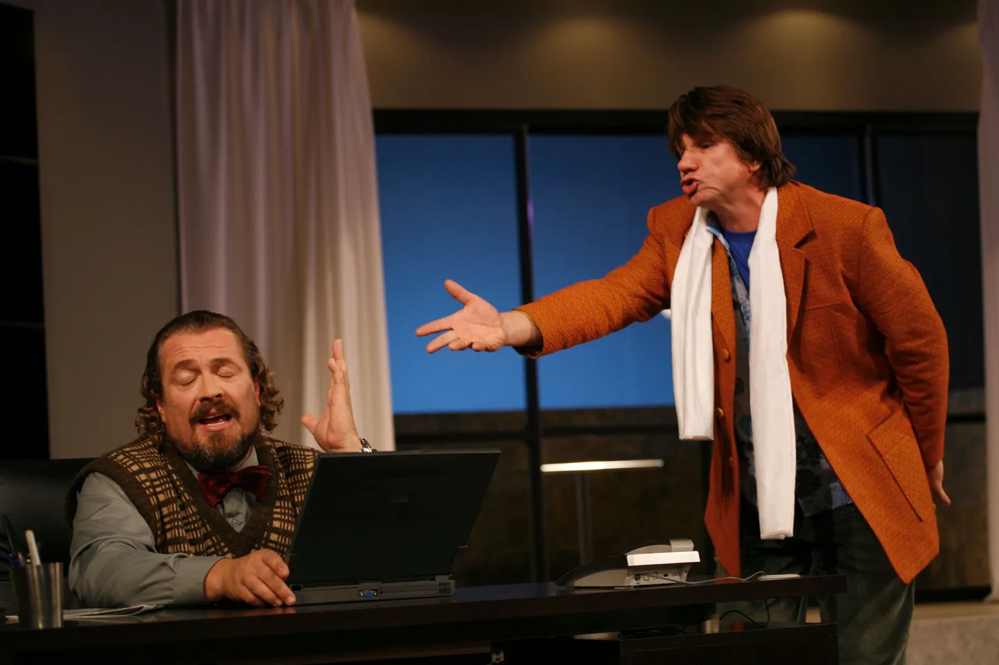 „Jäise mõrva” peaosades on Eesti teatri tippnäitlejad Hannes Kaljujärv ja Jaan Rekkor.