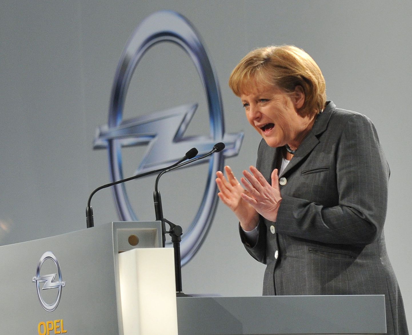 Liidukantsler Angela Merkel Opeli tehases Rüsselsheimis.