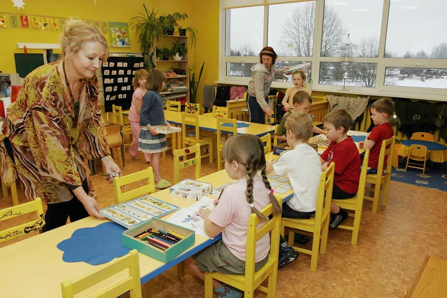 Võhma lasteaia juhataja Asta Laas (vasakul) ütles, et lapsed pole õpetajate väikse palga tõttu kannatama pidanud, kuid lisas, et kõrgem palk õhutab head tööd jätkama.
